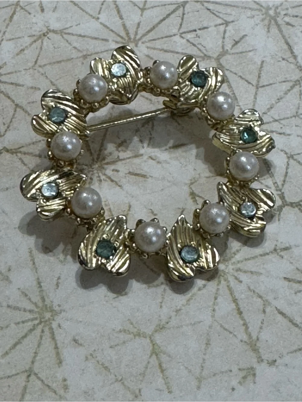 VINTAGE HEART WREATH BROOCH